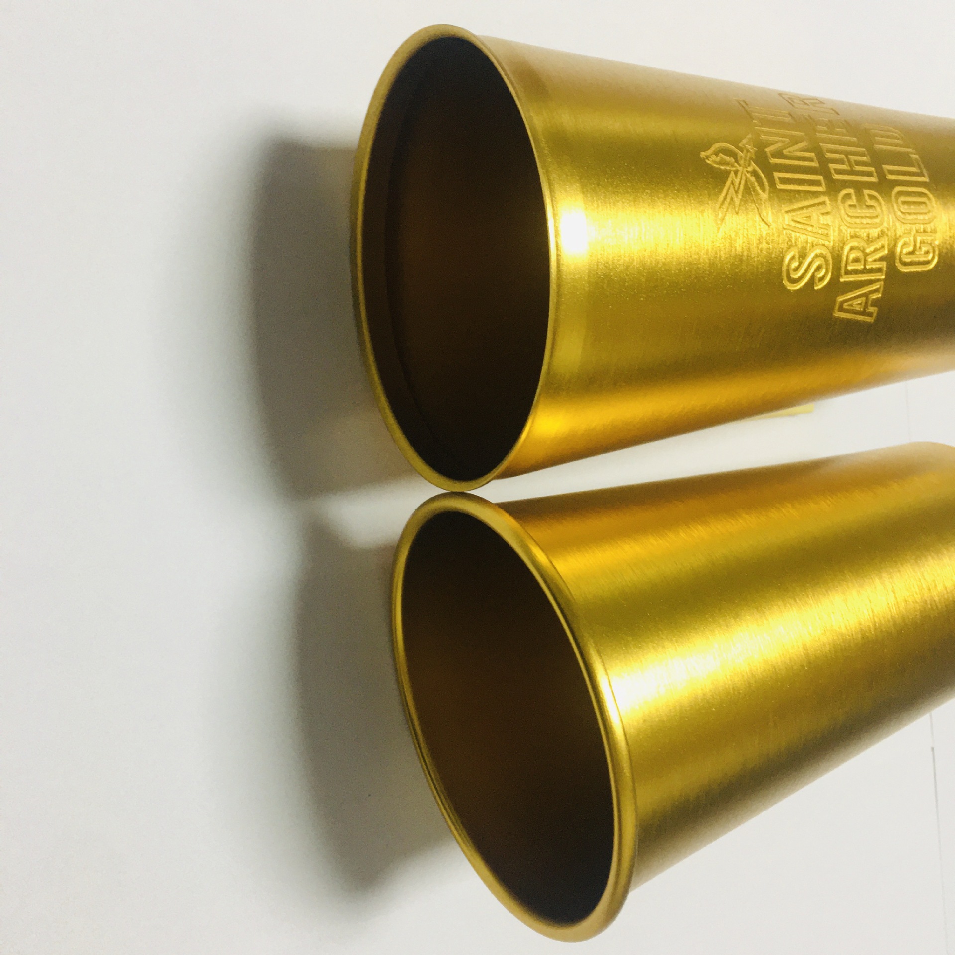 新創意エッチングロールエッジアルミニウム合金ビールグラス鶏尾杯コーヒーコーラカップメーカーがYLK-12の加工を図示